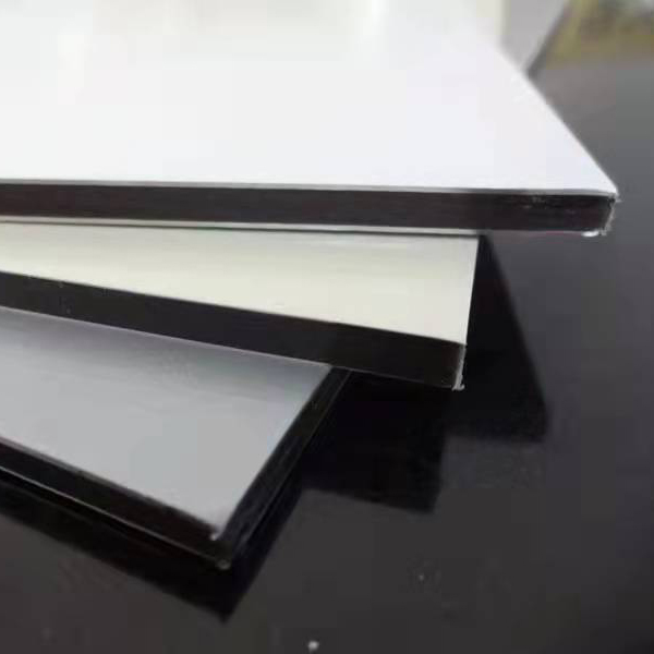Qual é a diferença entre o revestimento PE e PVDF?